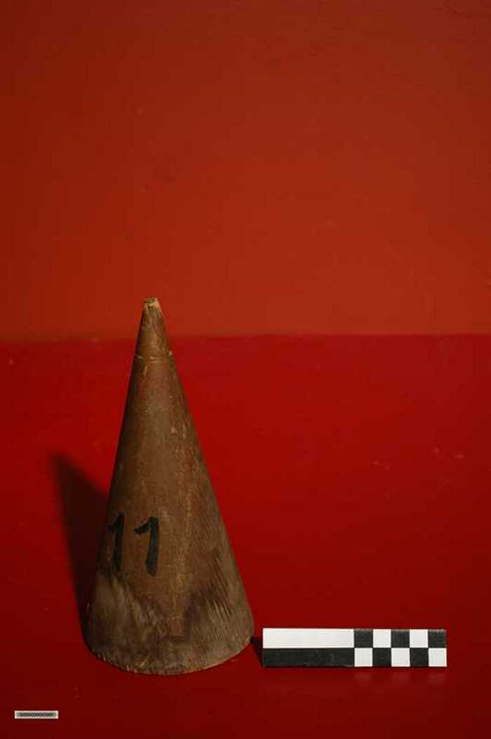 Houten meetkundige vorm - Kegel